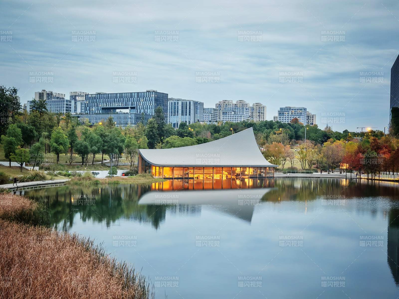 湖畔现代建筑倒影图片