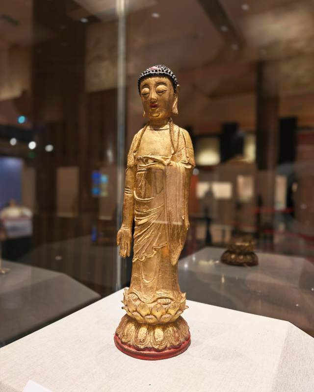 金佛立像展柜中图片