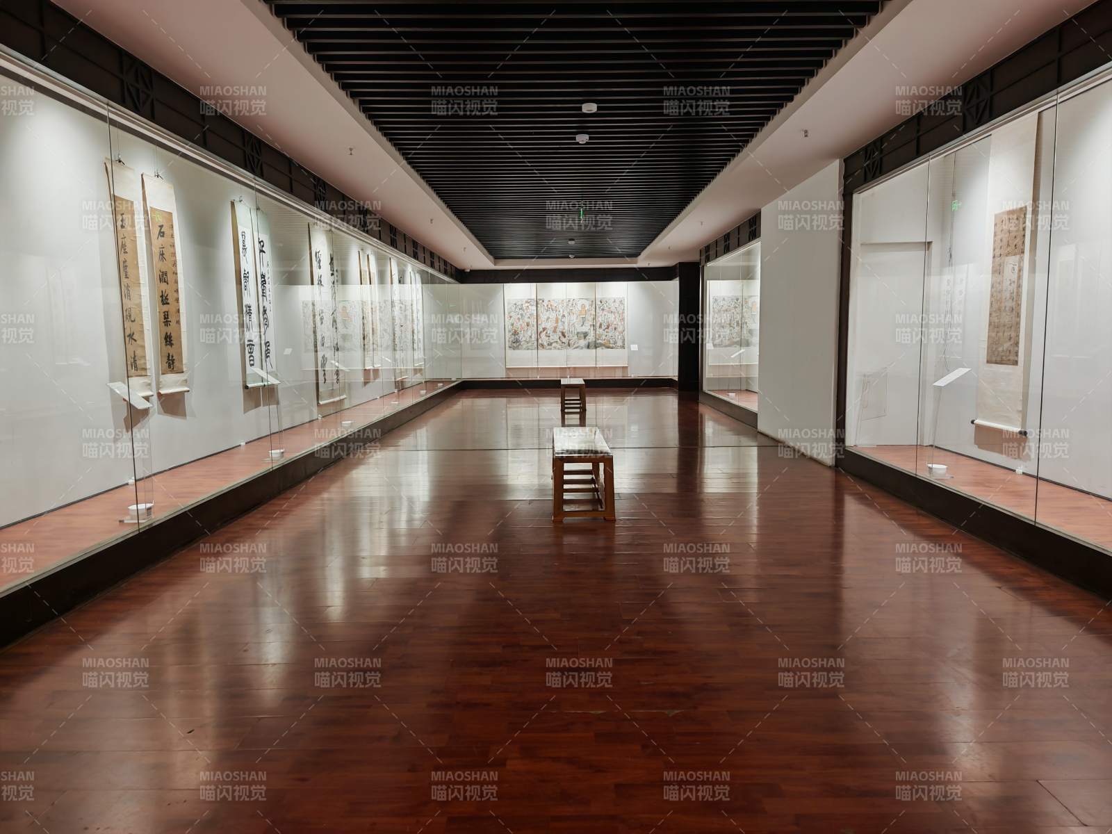 美术馆长廊静谧展卷图片