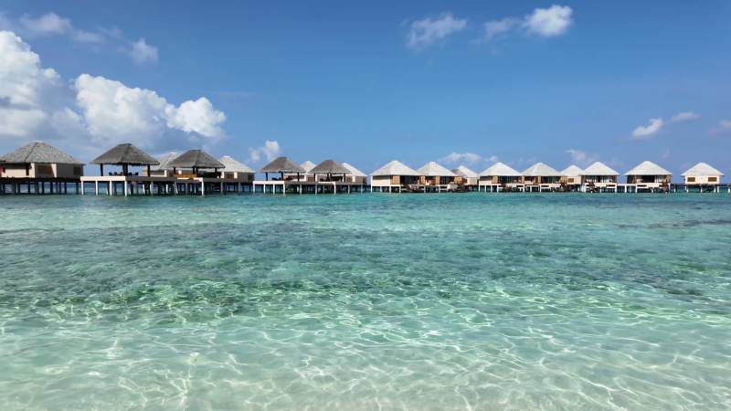 碧海蓝天水屋群图片