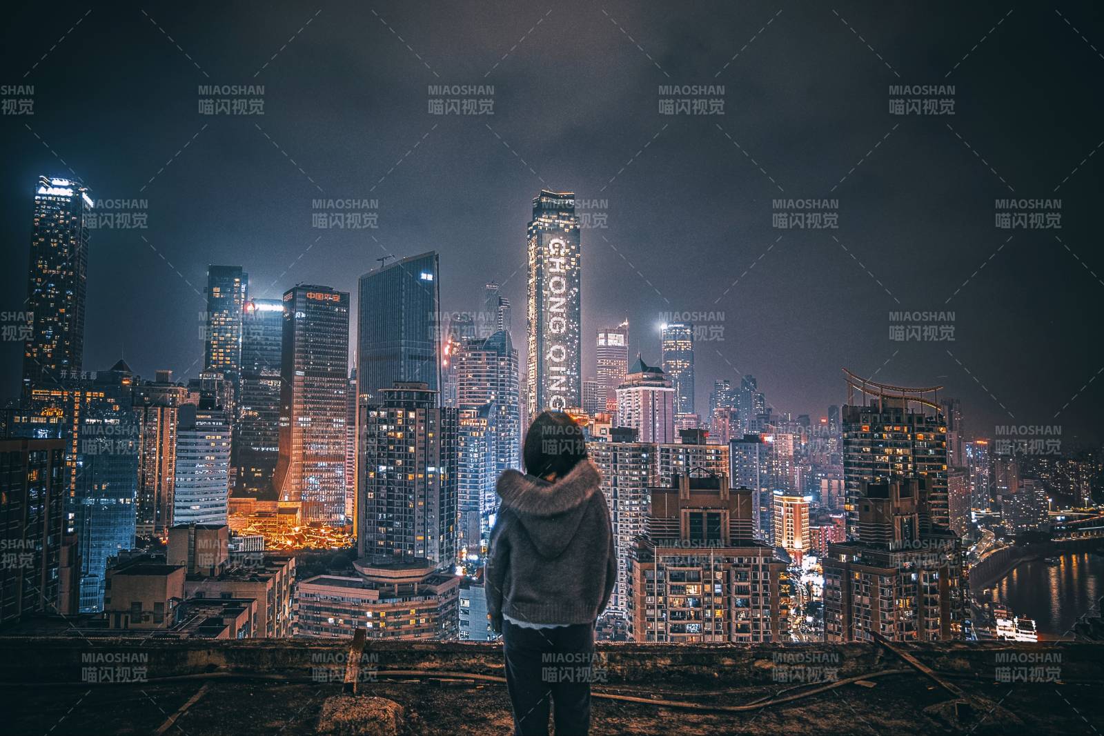 夜幕下的城市剪影图片