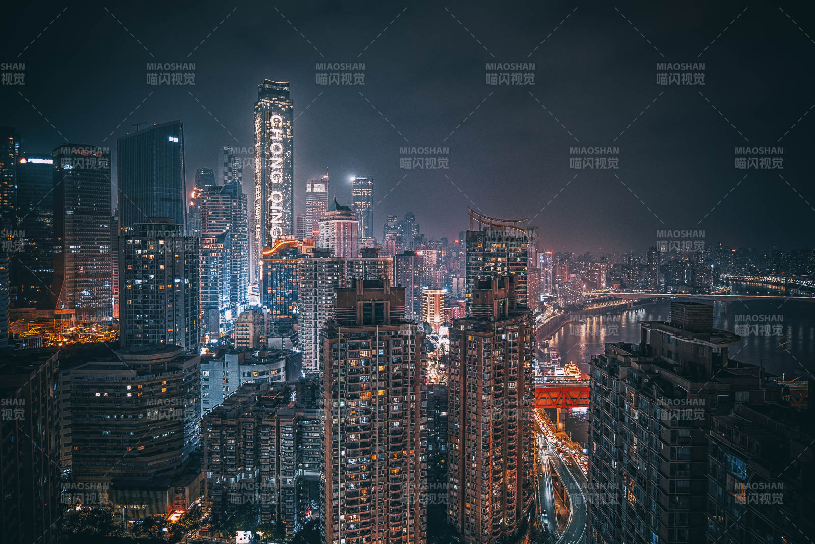 夜幕下的城市灯火图片