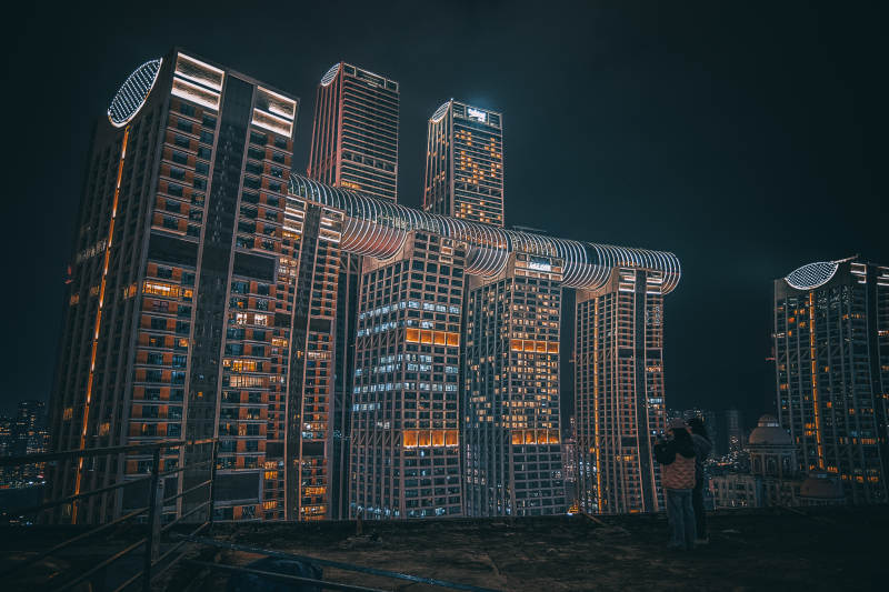 夜幕下的城市天际线图片