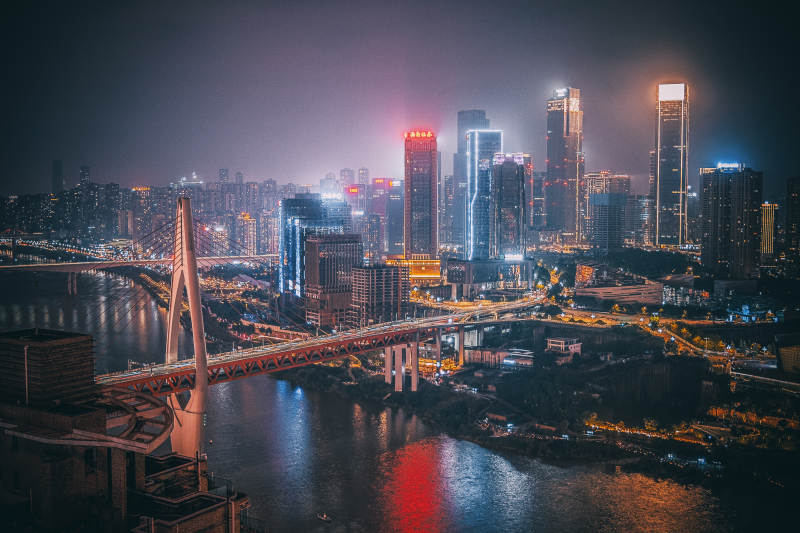 夜幕下的城市灯火图片