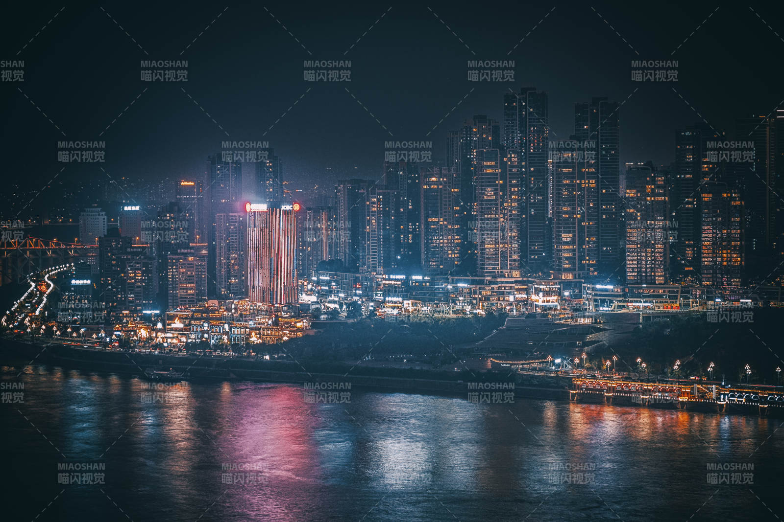 夜幕下的城市灯火图片