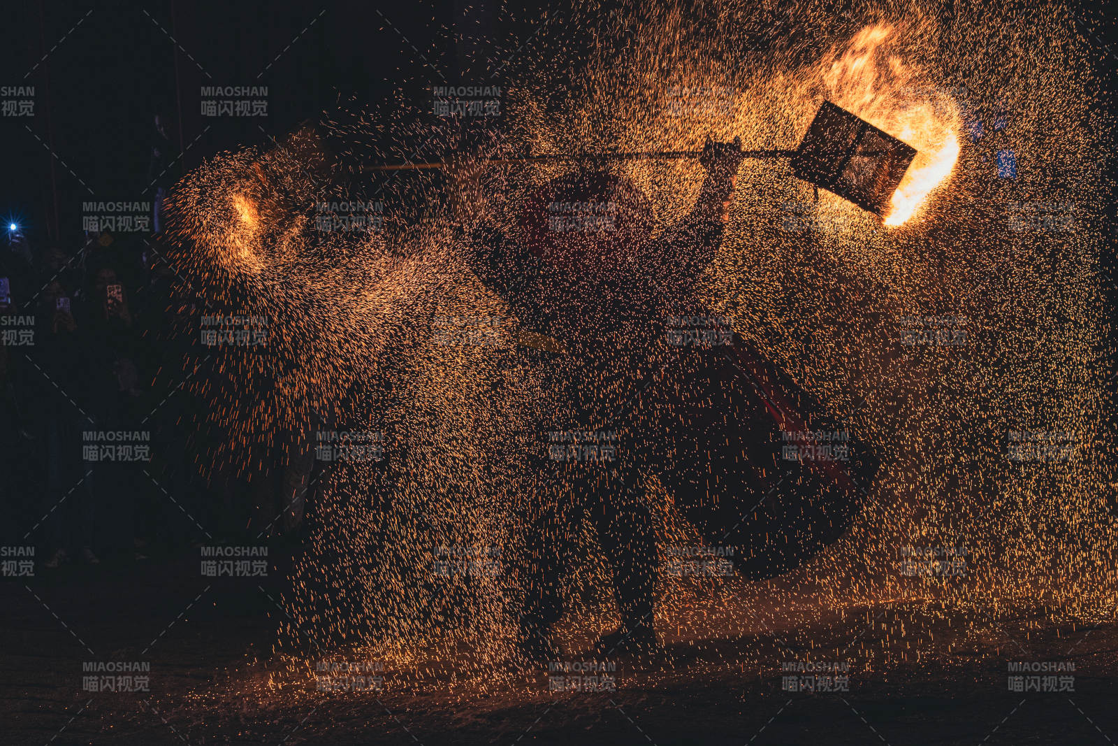 婺源火舞飞扬图片