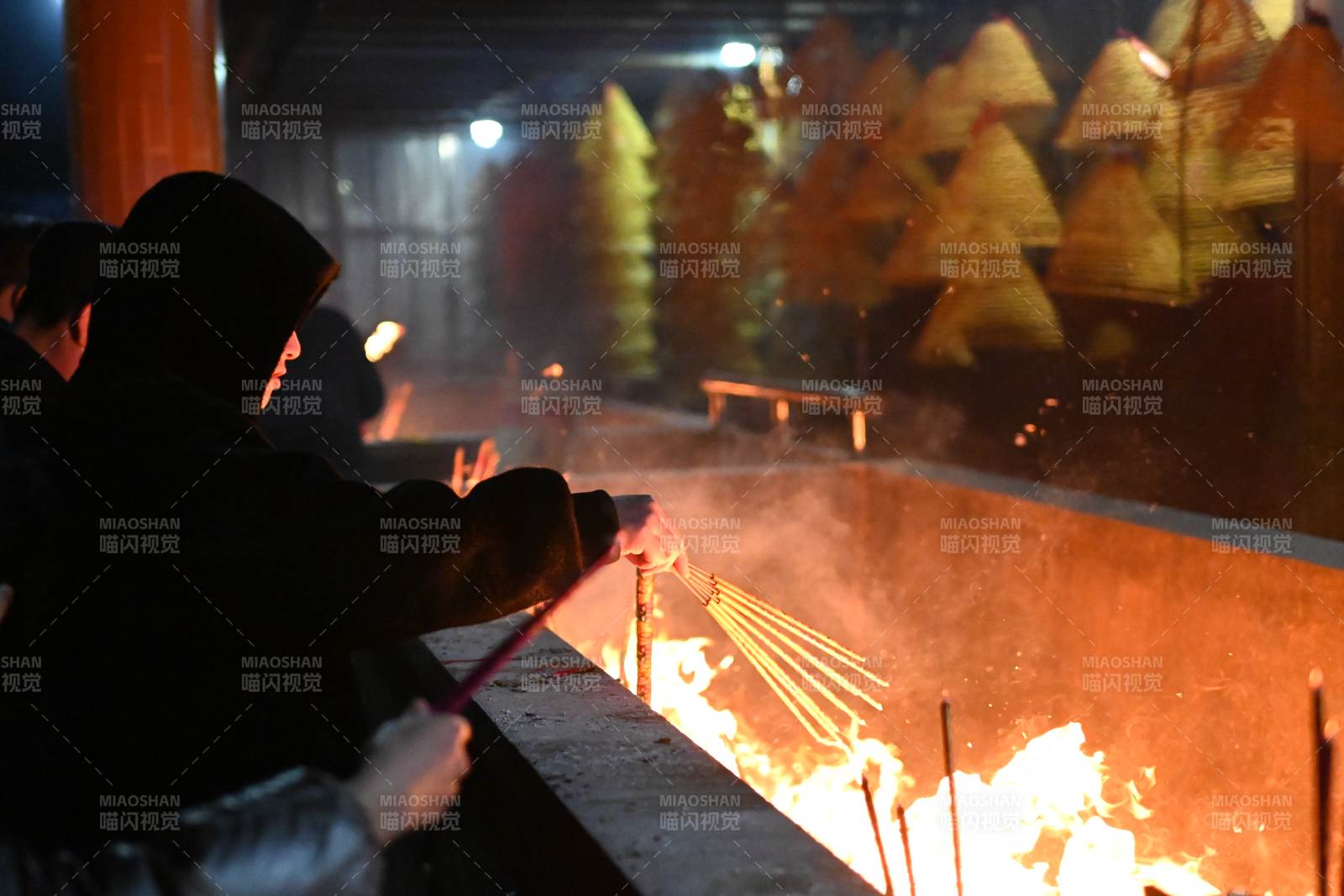夜祭焚香祈福图片