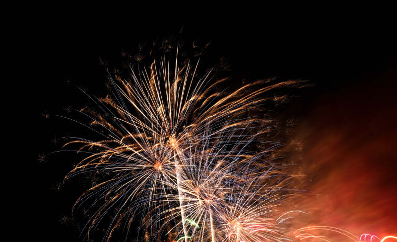 夜空绽放烟花图片