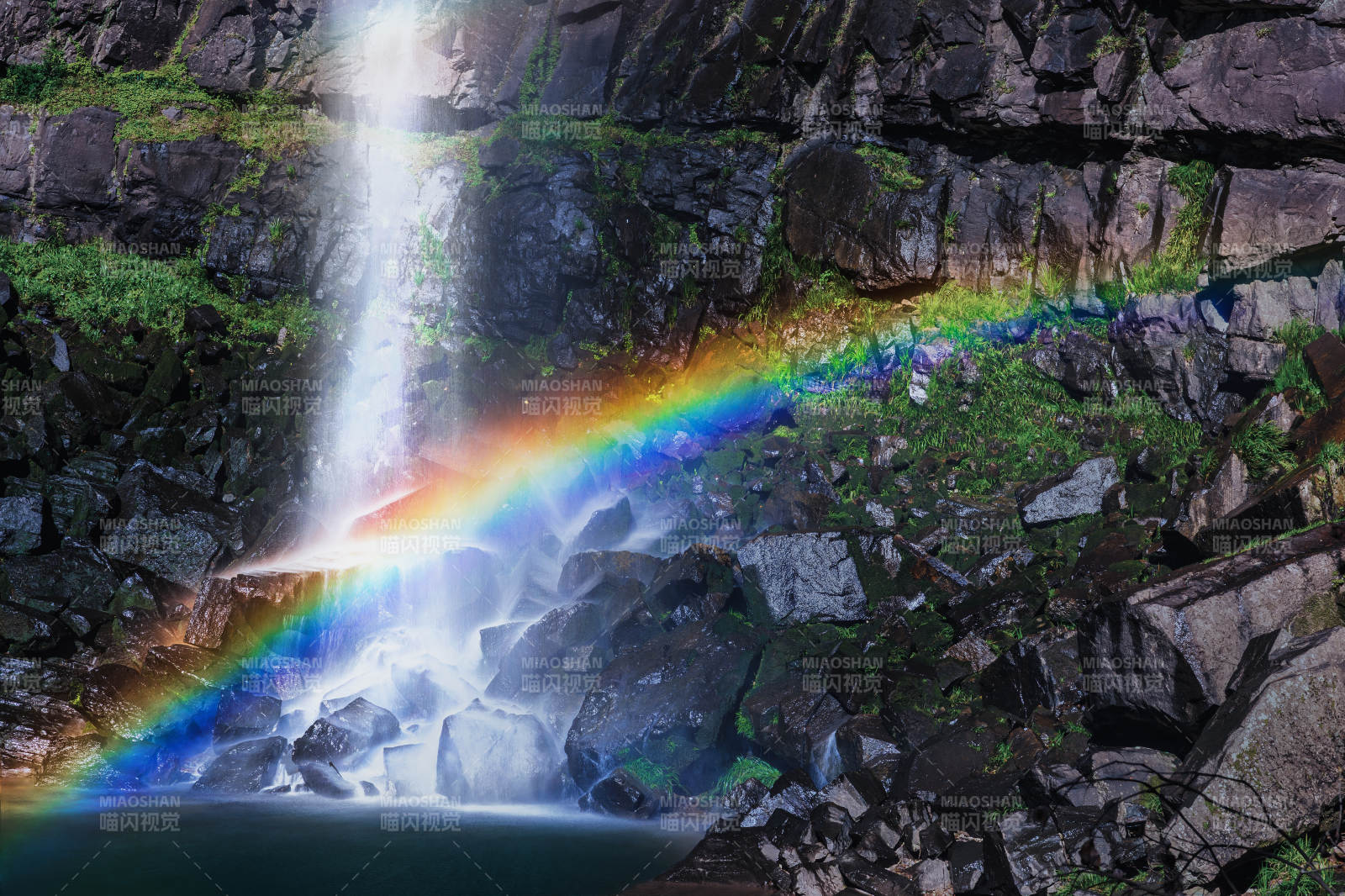 瀑布彩虹奇景  十里飞瀑图片