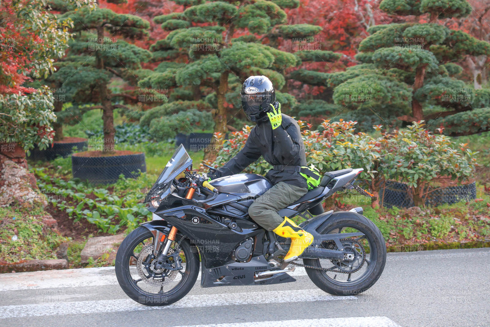 骑行者穿行于秋景中图片