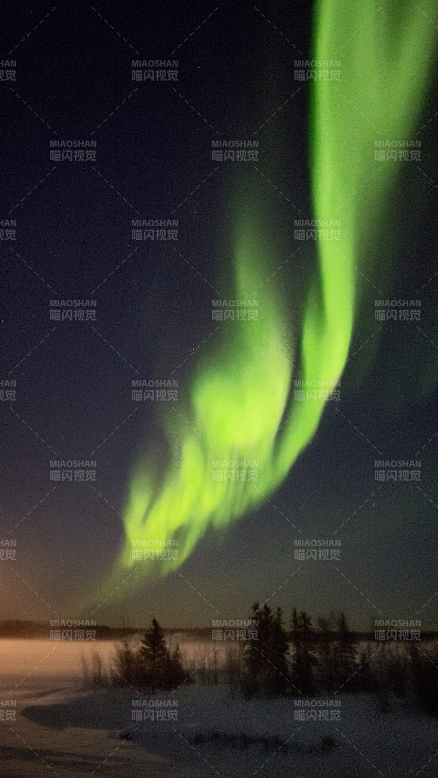 加拿大黄刀冰封河面上的极光图片