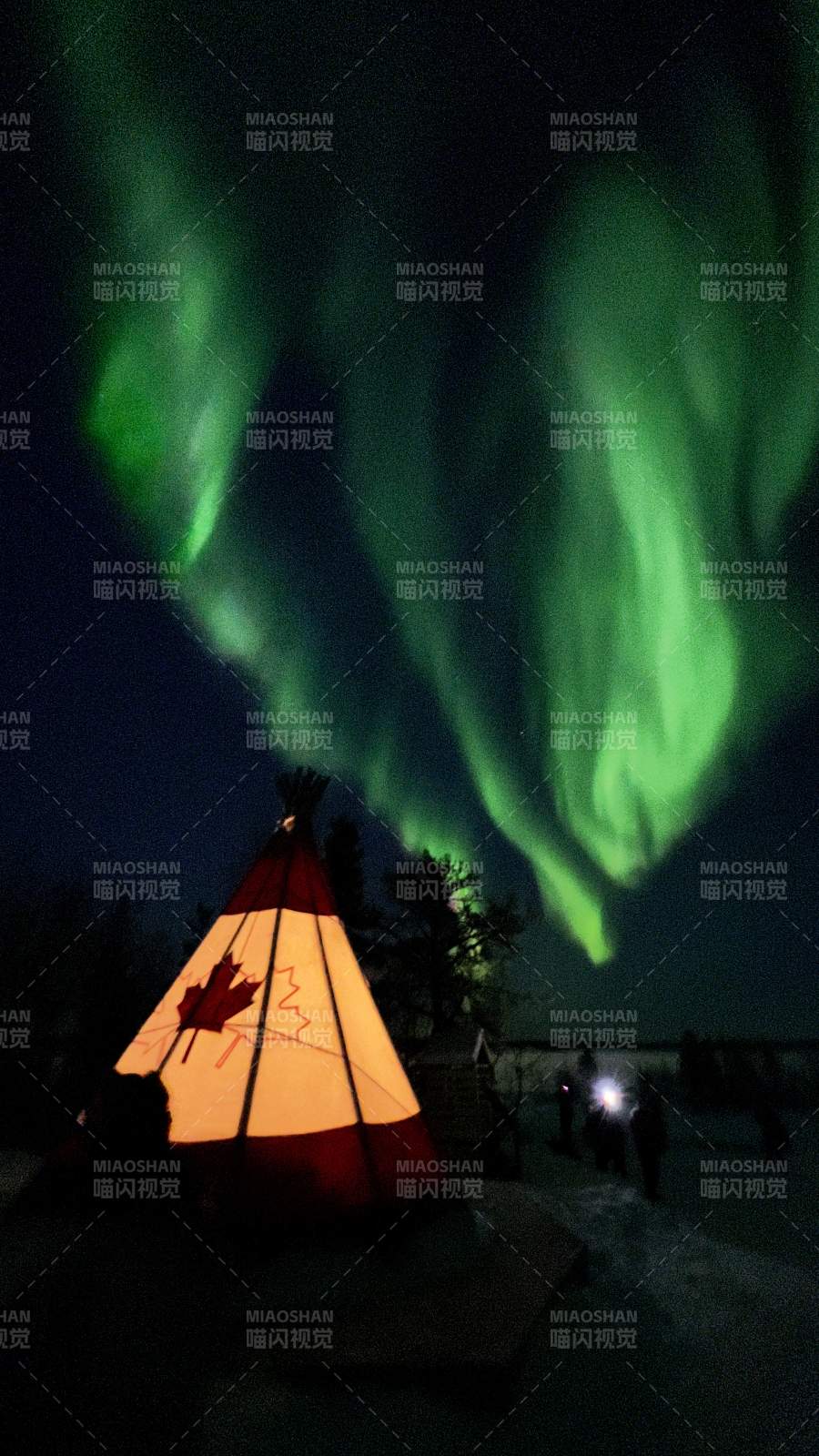 加拿大黄刀极光下的帐篷图片