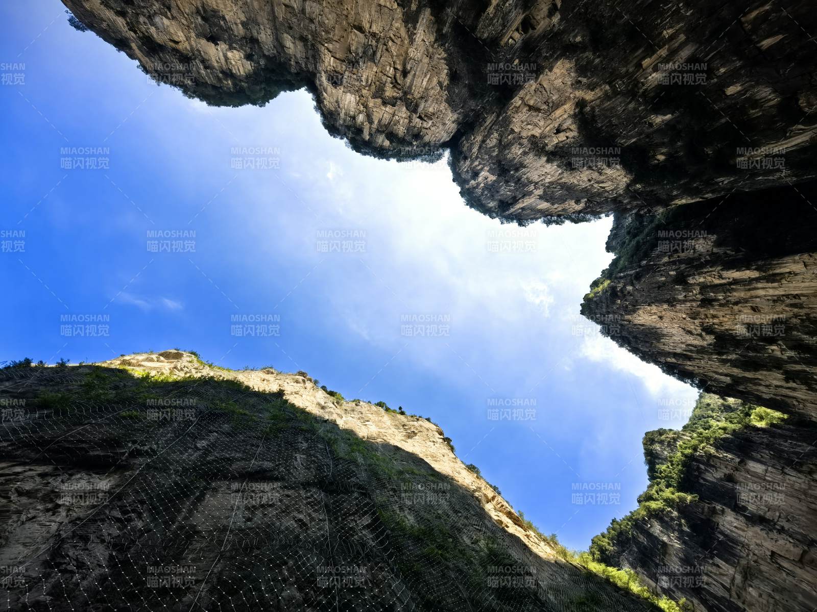 峡谷仰望蓝天图片