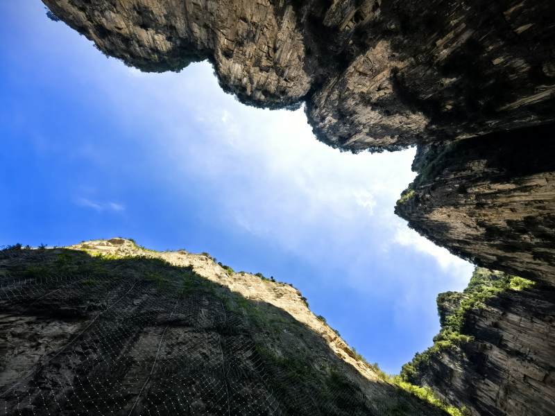 峡谷仰望蓝天图片
