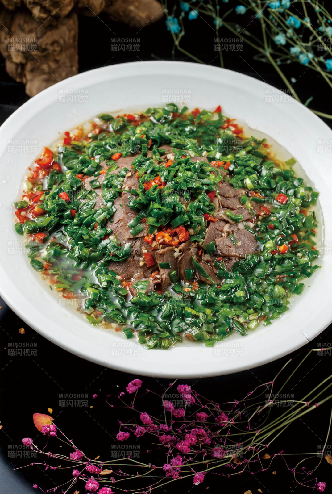 白色圆瓷盘装的葱香牛肉图片