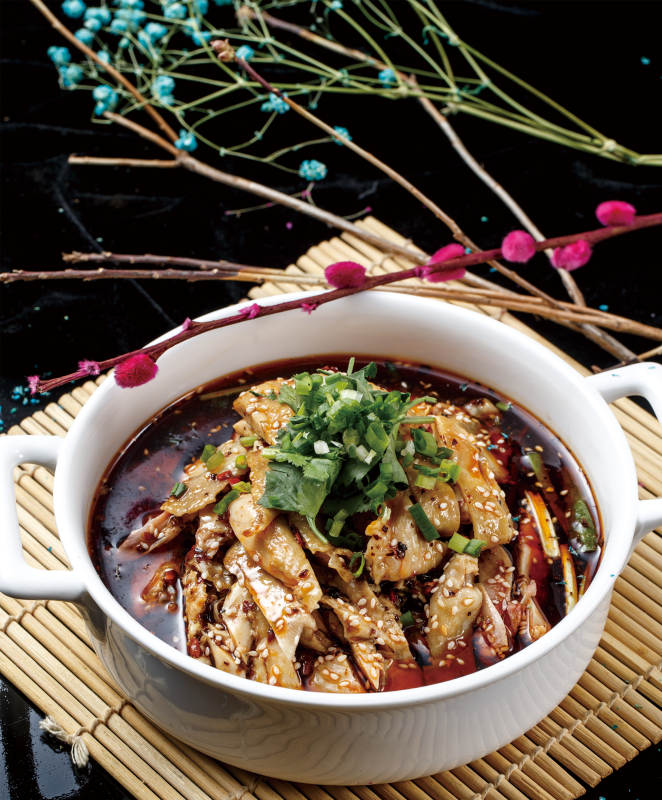 白色瓷耳盆装的钵钵鸡图片