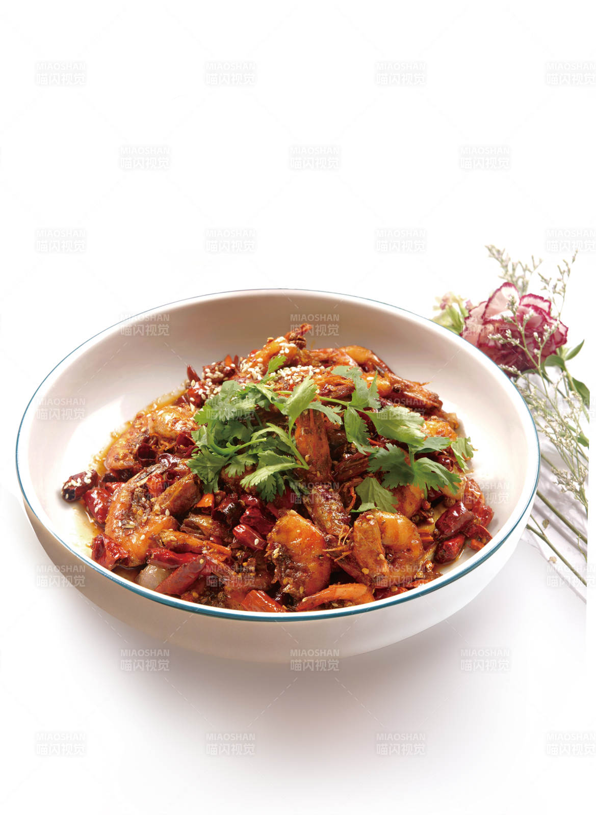 白色圆瓷盆装的美味香辣虾图片