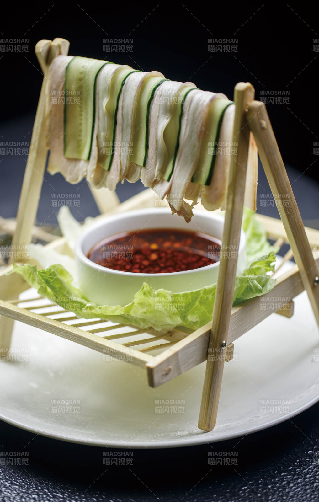 微型竹架摆放的晾干白肉图片