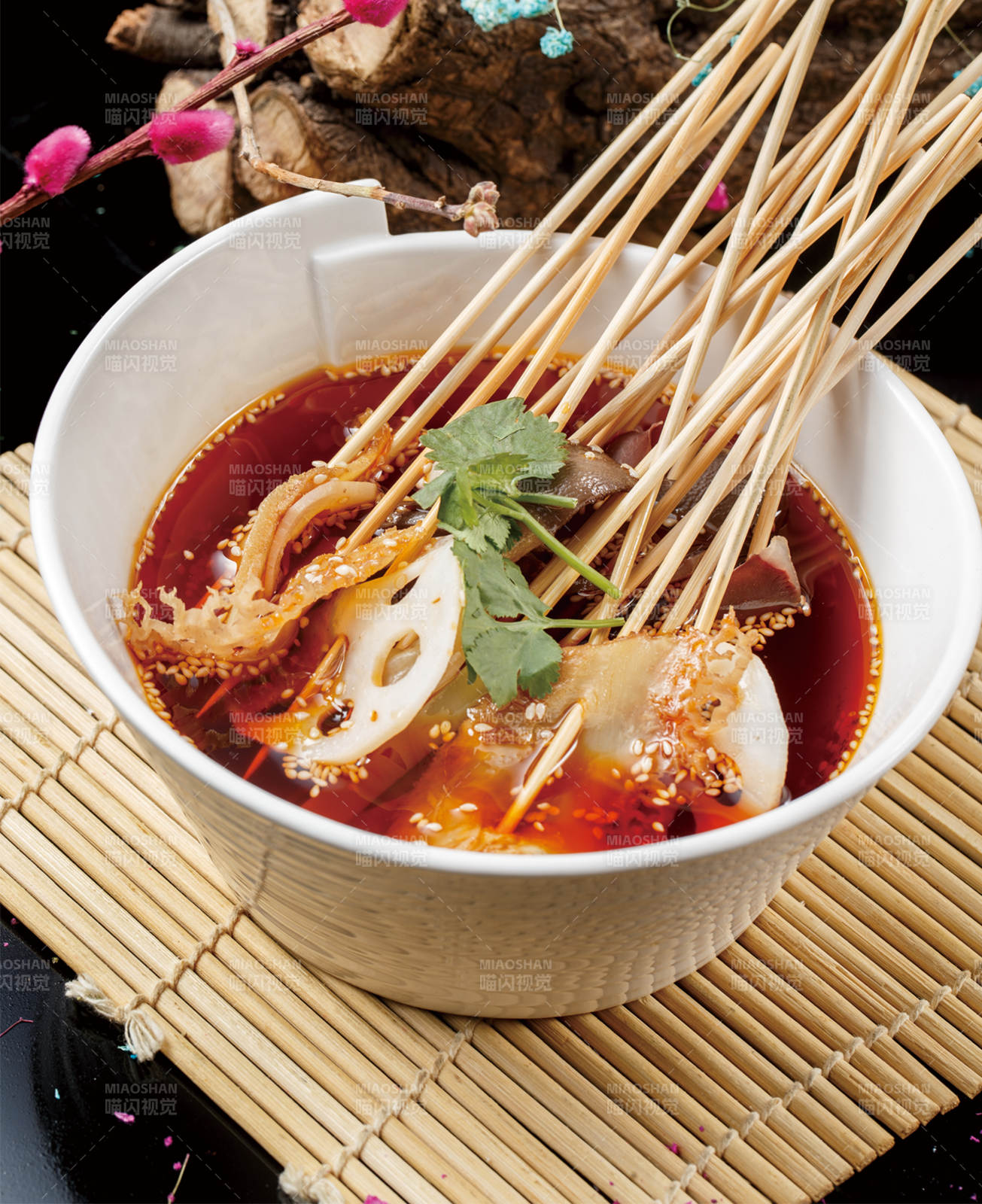 螺旋装白瓷盆装的川香冷锅串串图片