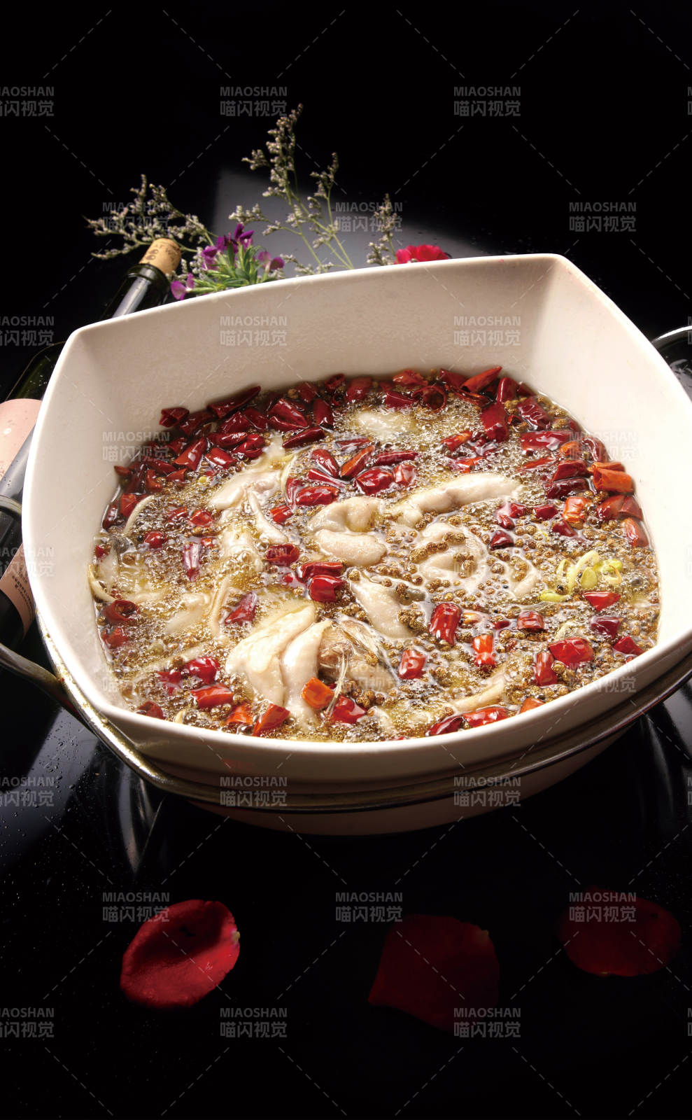 白色瓷汤盆装的沸腾水煮鱼图片