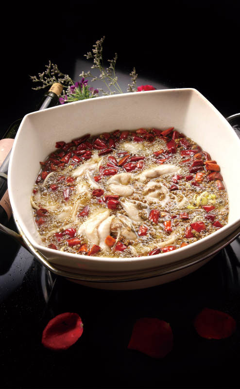 白色瓷汤盆装的沸腾水煮鱼图片