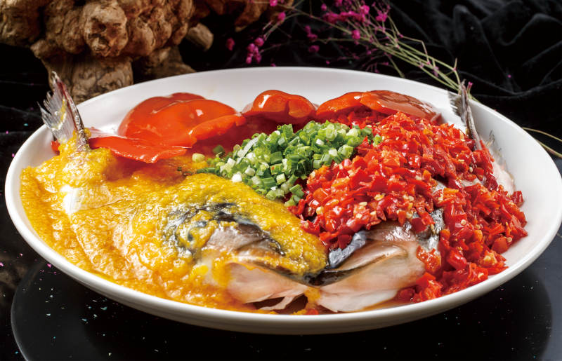 白色圆瓷盘装的双色大鱼头图片