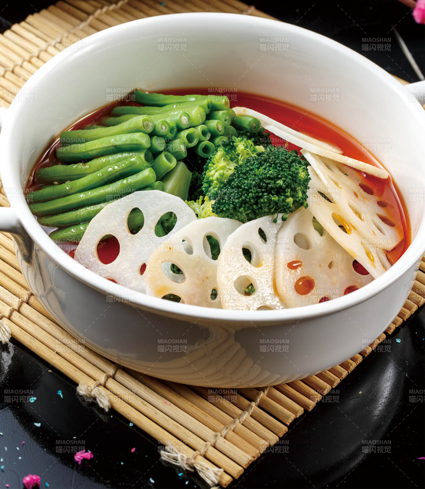 白色瓷耳盆装的红油老三样图片