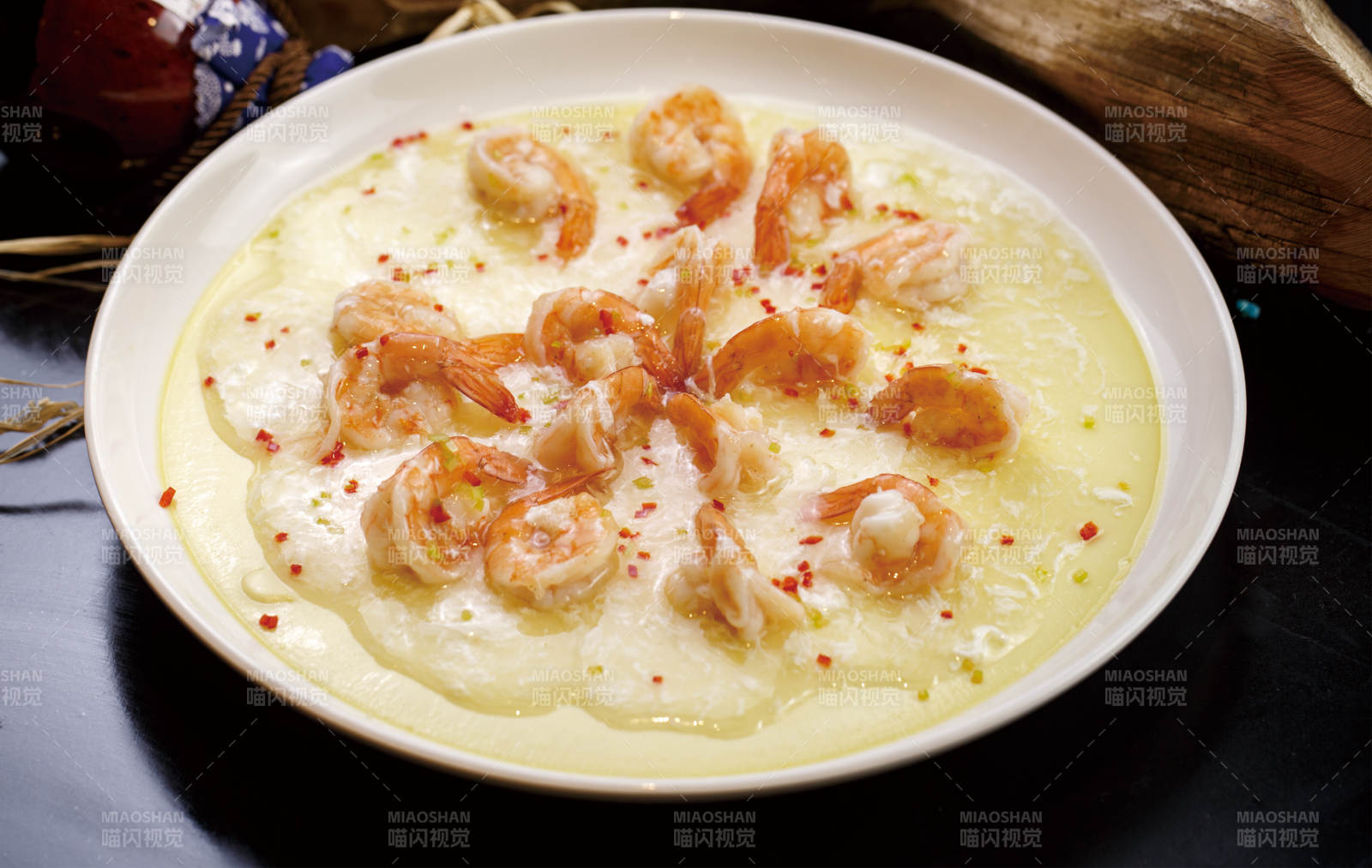 圆形白瓷盘装的芙蓉蛋蒸凤尾虾图片