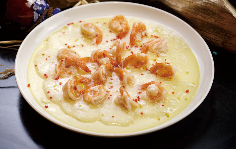 圆形白瓷盘装的芙蓉蛋蒸凤尾虾图片