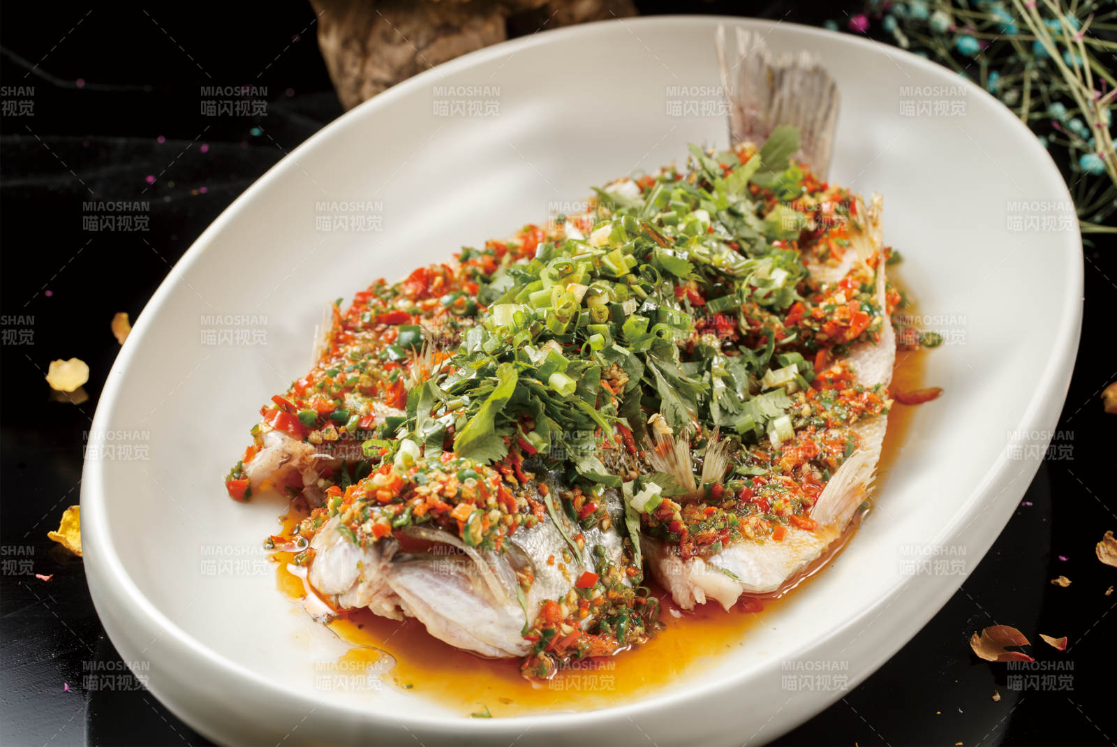 椭圆瓷盘装的剁椒蒸鲈鱼图片