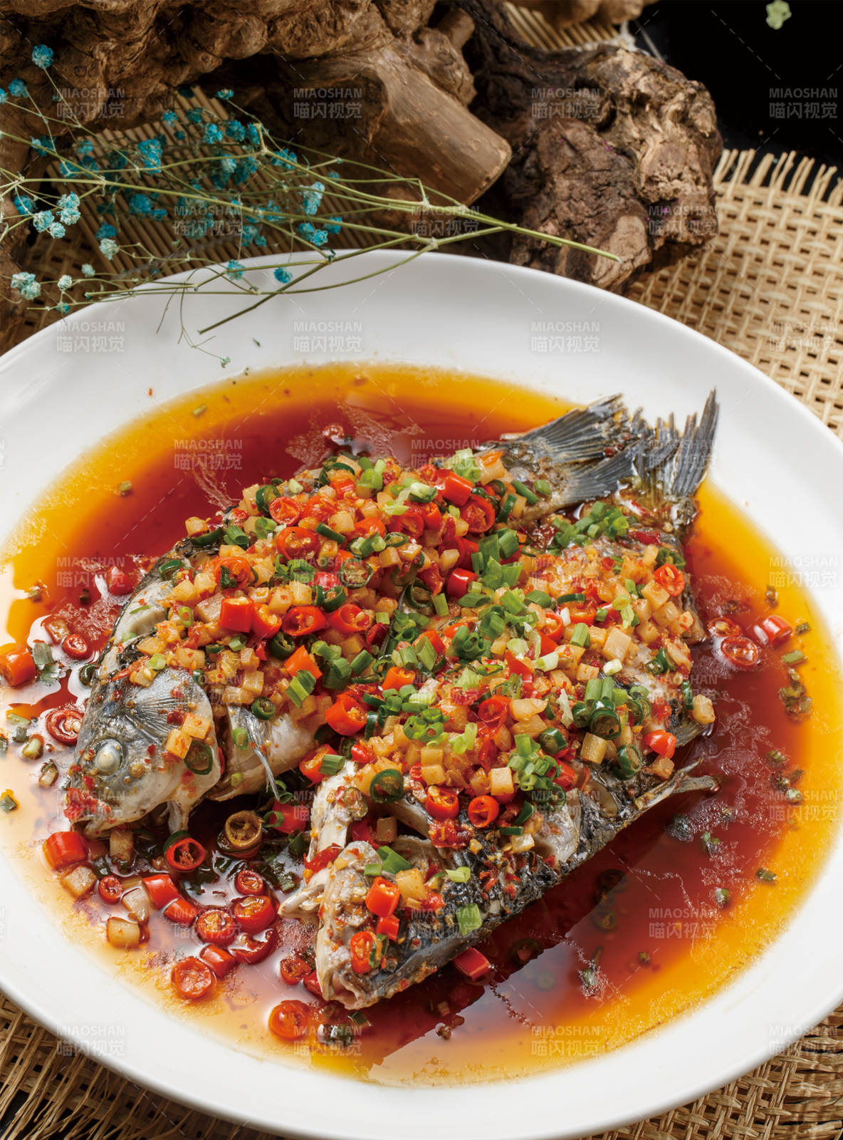 白色圆瓷盘装的双椒鲫鱼图片