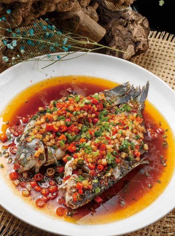 白色圆瓷盘装的双椒鲫鱼图片