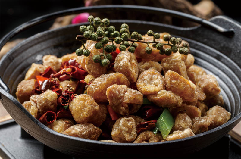 黑色铁锅装的香酥锅仔肥肠图片