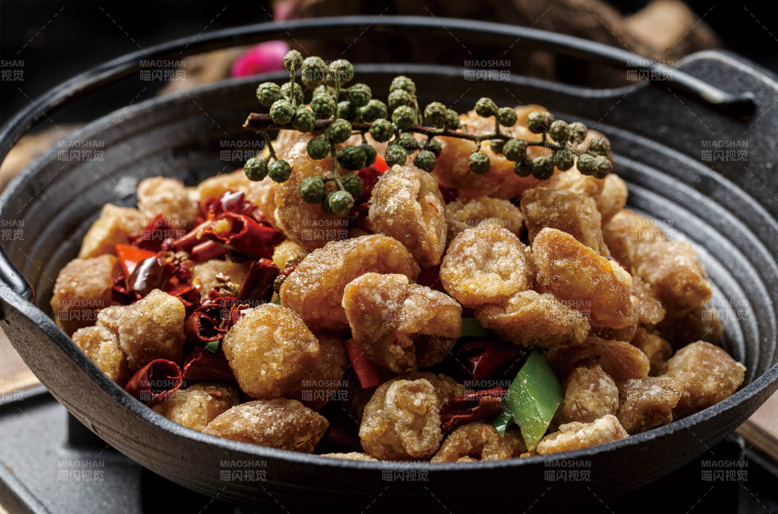 黑色铁锅装的香酥锅仔肥肠图片