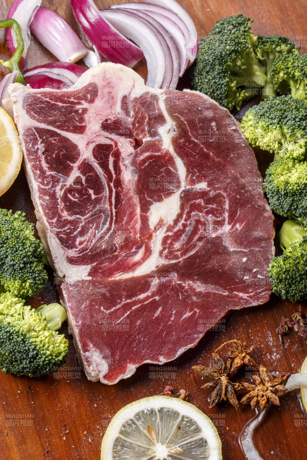 后牛腱肉摆放在木质砧板上图片