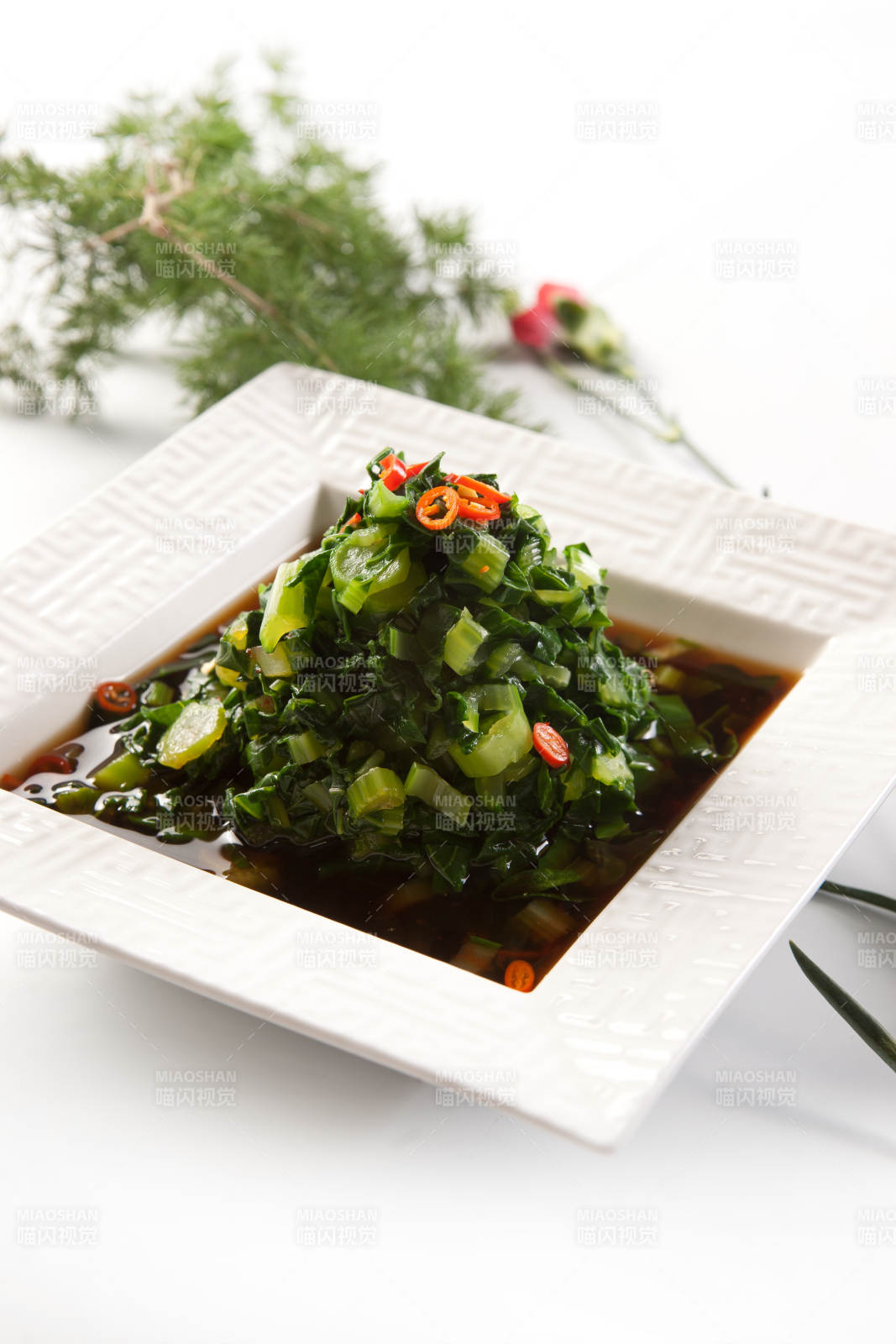 不锈钢汤锅装的火锅汤底山珍菌汤图片