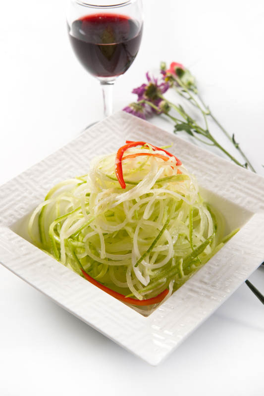 不锈钢汤锅装的火锅汤底山珍菌汤图片