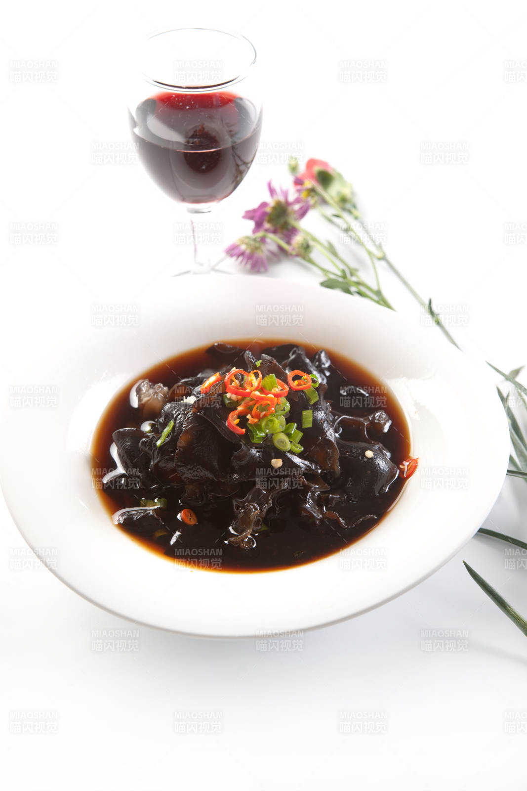 鲜豆苗拌桃仁图片