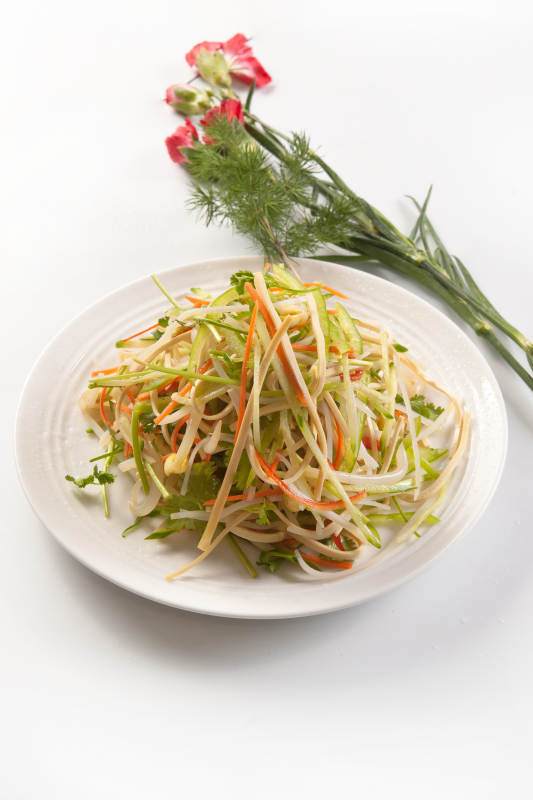 香椿苗凉拌烟熏黑豆腐丝图片