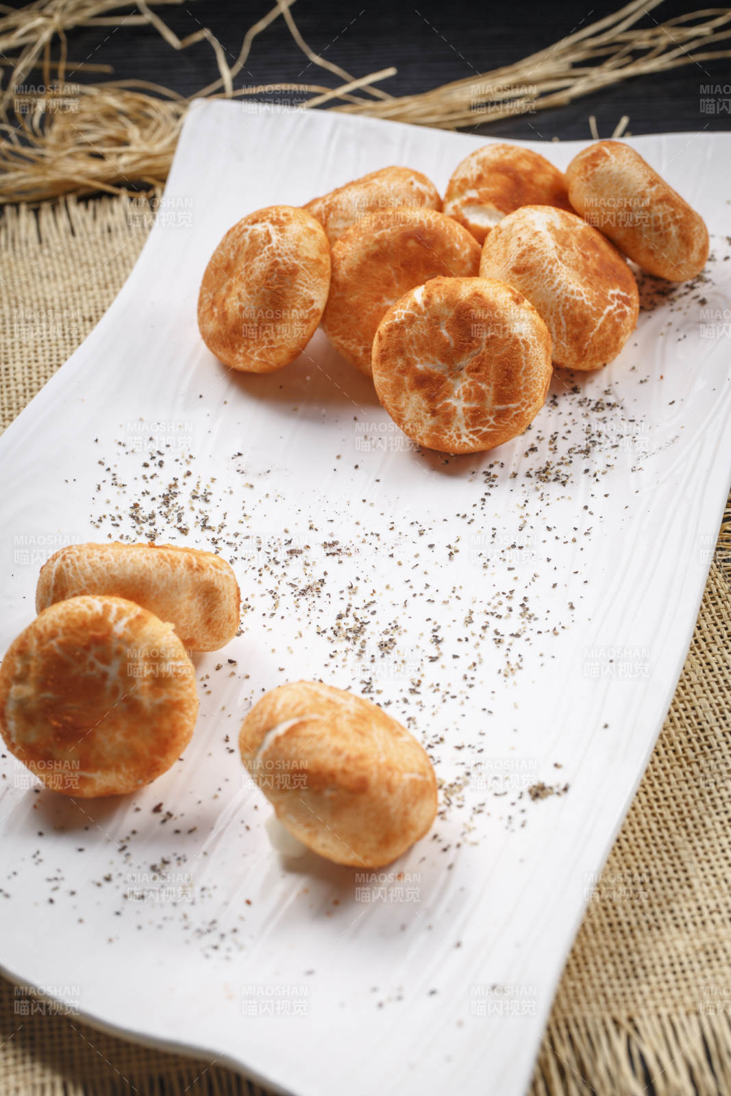 白色瓷盘装的杂粮香菇包图片