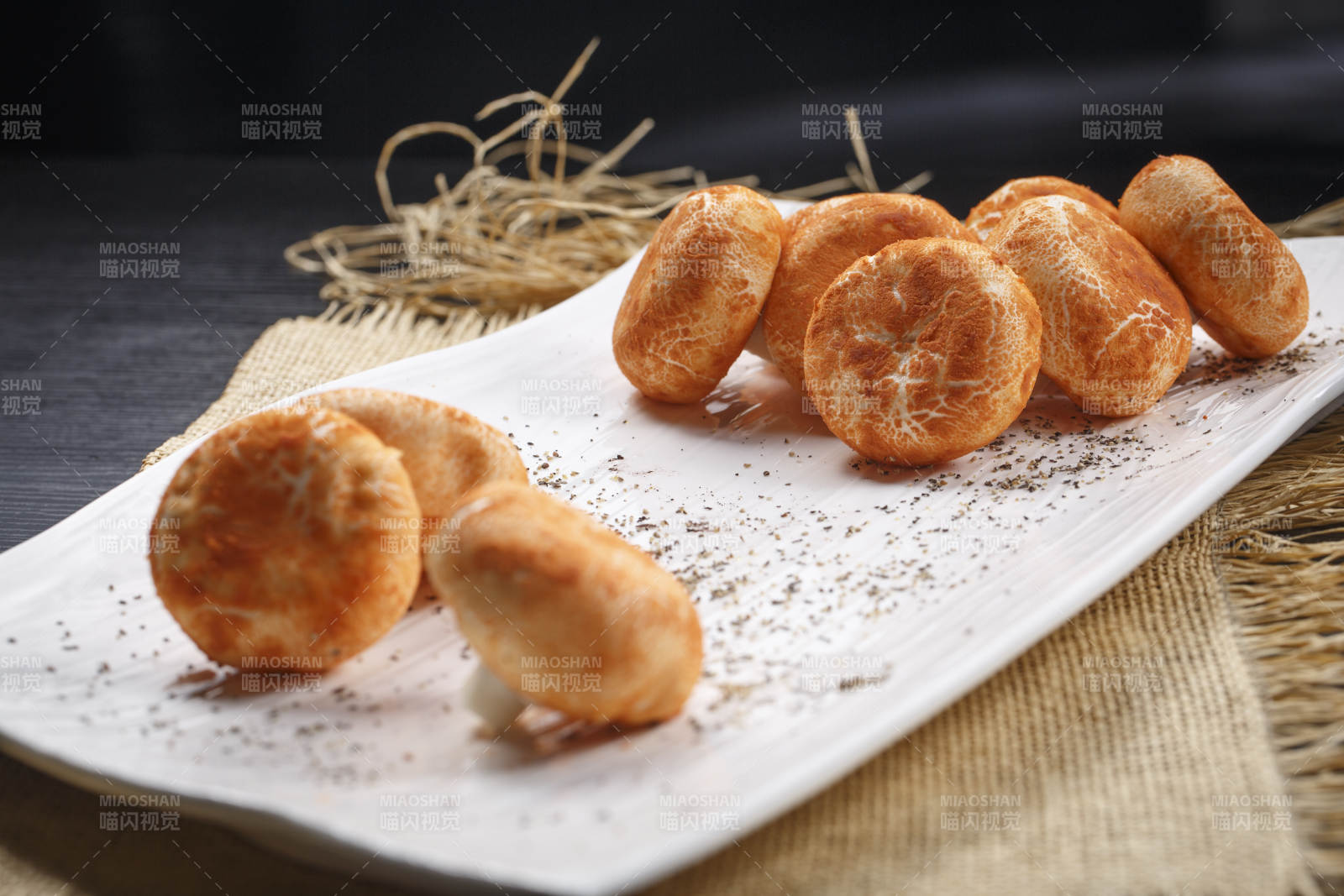 白色瓷盘装的杂粮香菇包图片