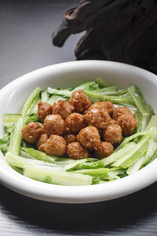 白色瓷盘装的炸丸子图片