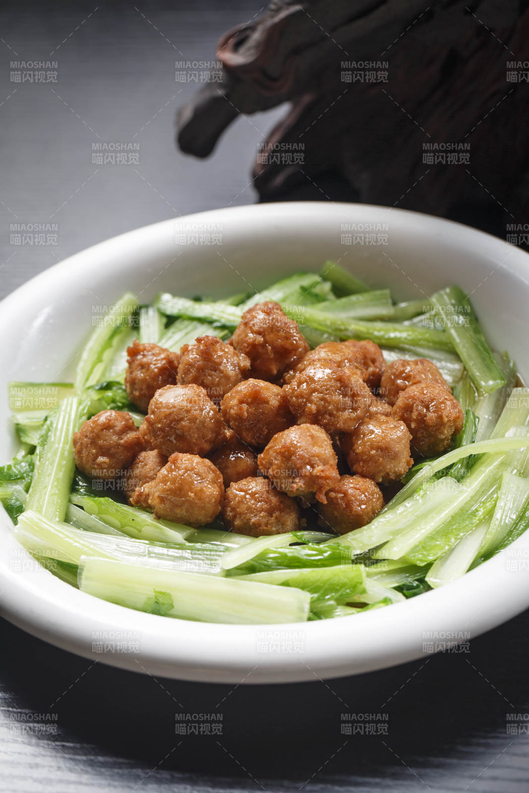 白色瓷盘装的炸丸子图片