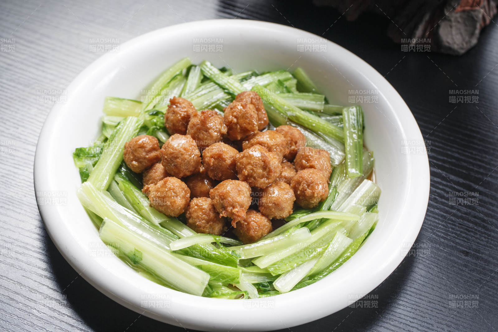 白色瓷盘装的炸丸子图片