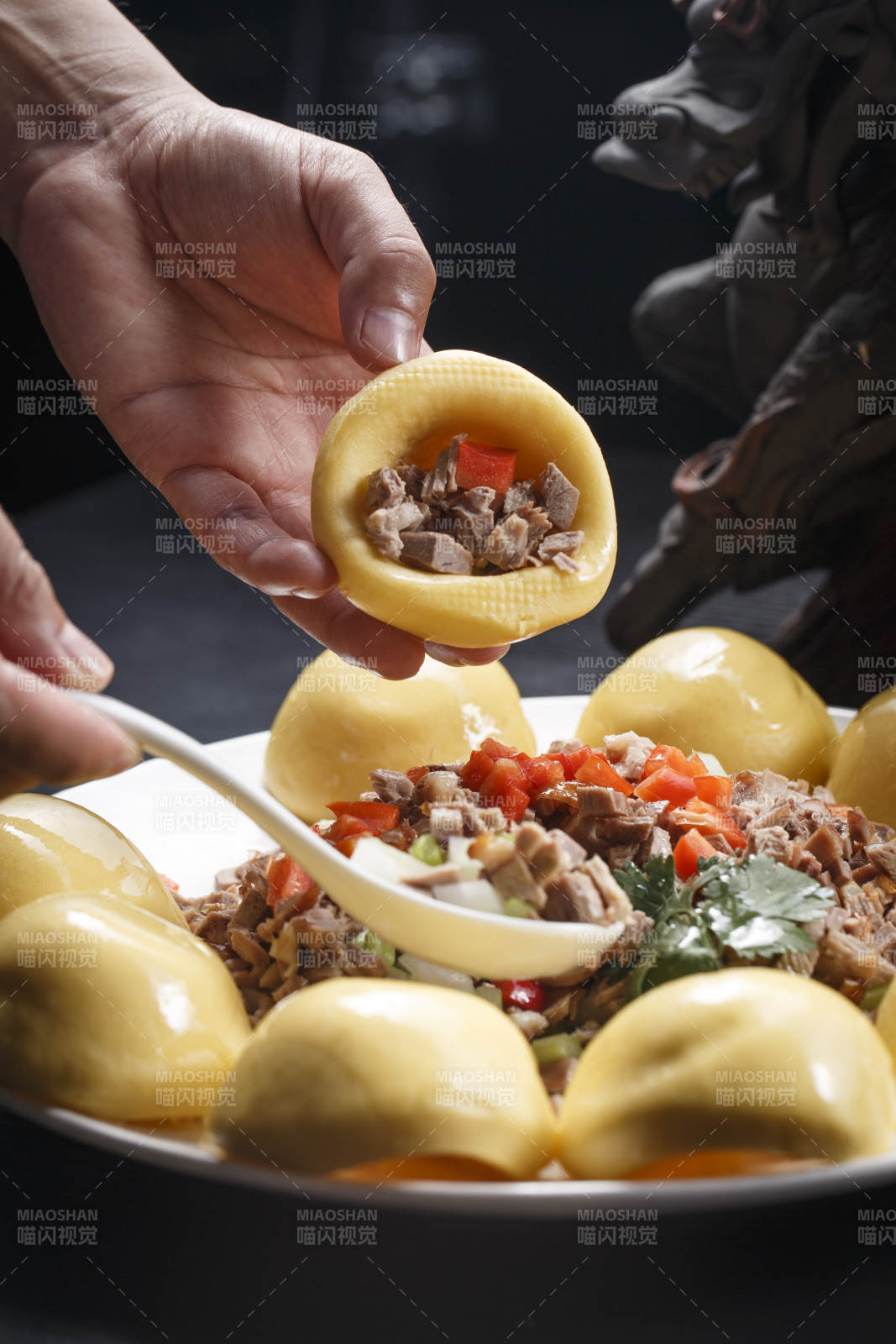 瓷盘装的窝头渣渣鸭图片