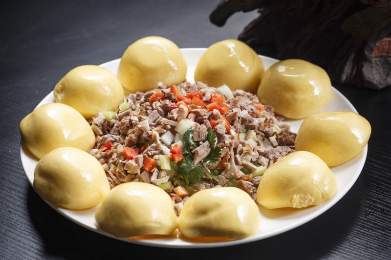 瓷盘装的窝头渣渣鸭图片