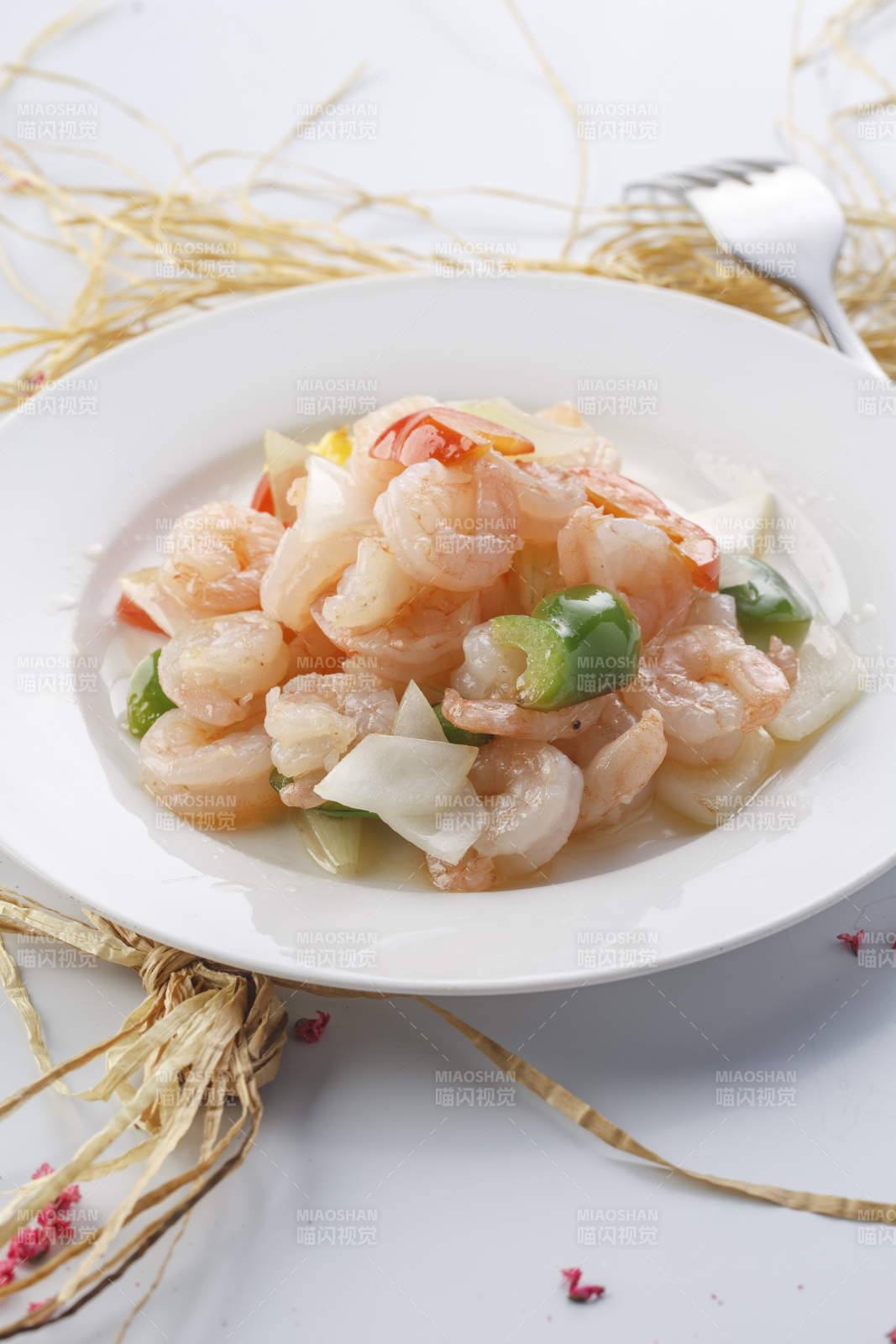 铁板虾摆放在英文包装纸上图片