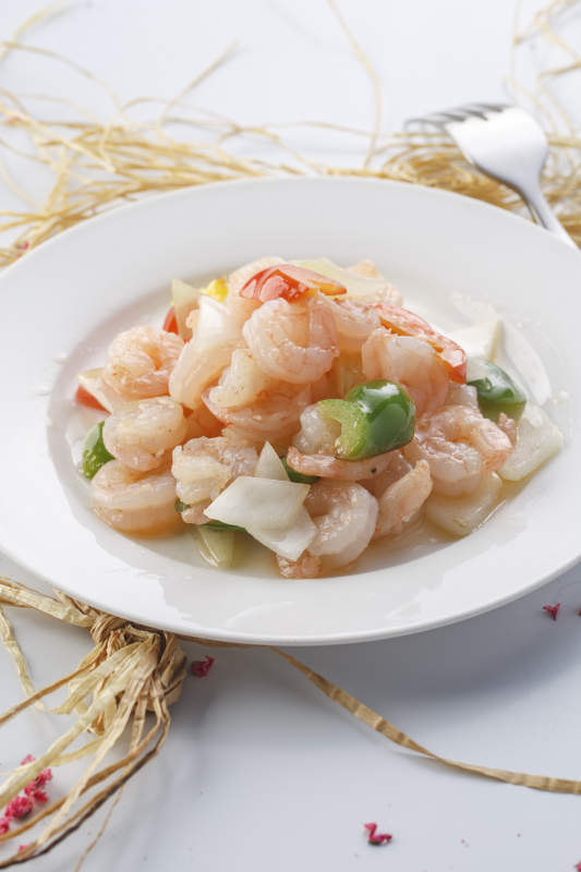 铁板虾摆放在英文包装纸上图片