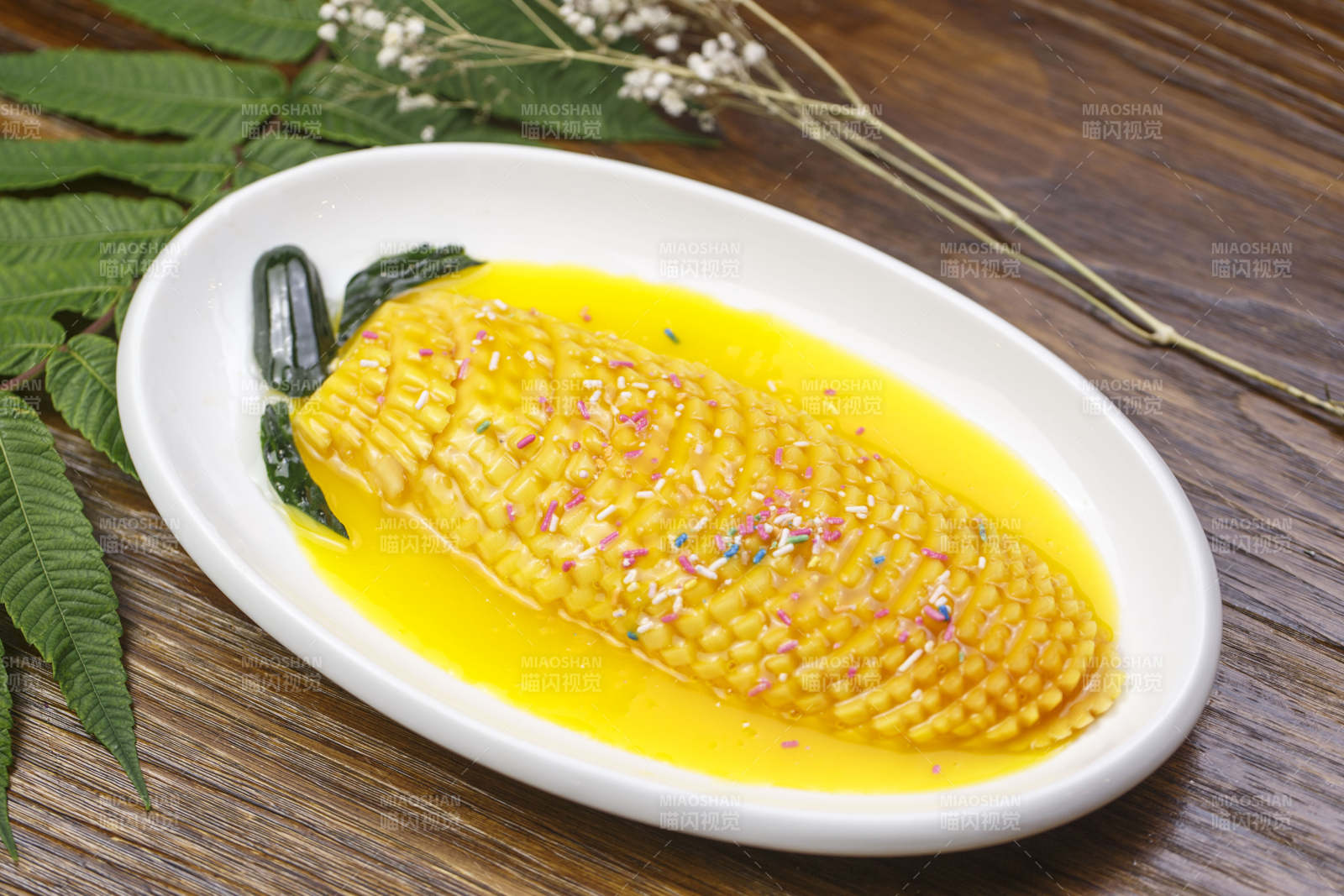 白色瓷盘装的沙棘汁雪梨图片