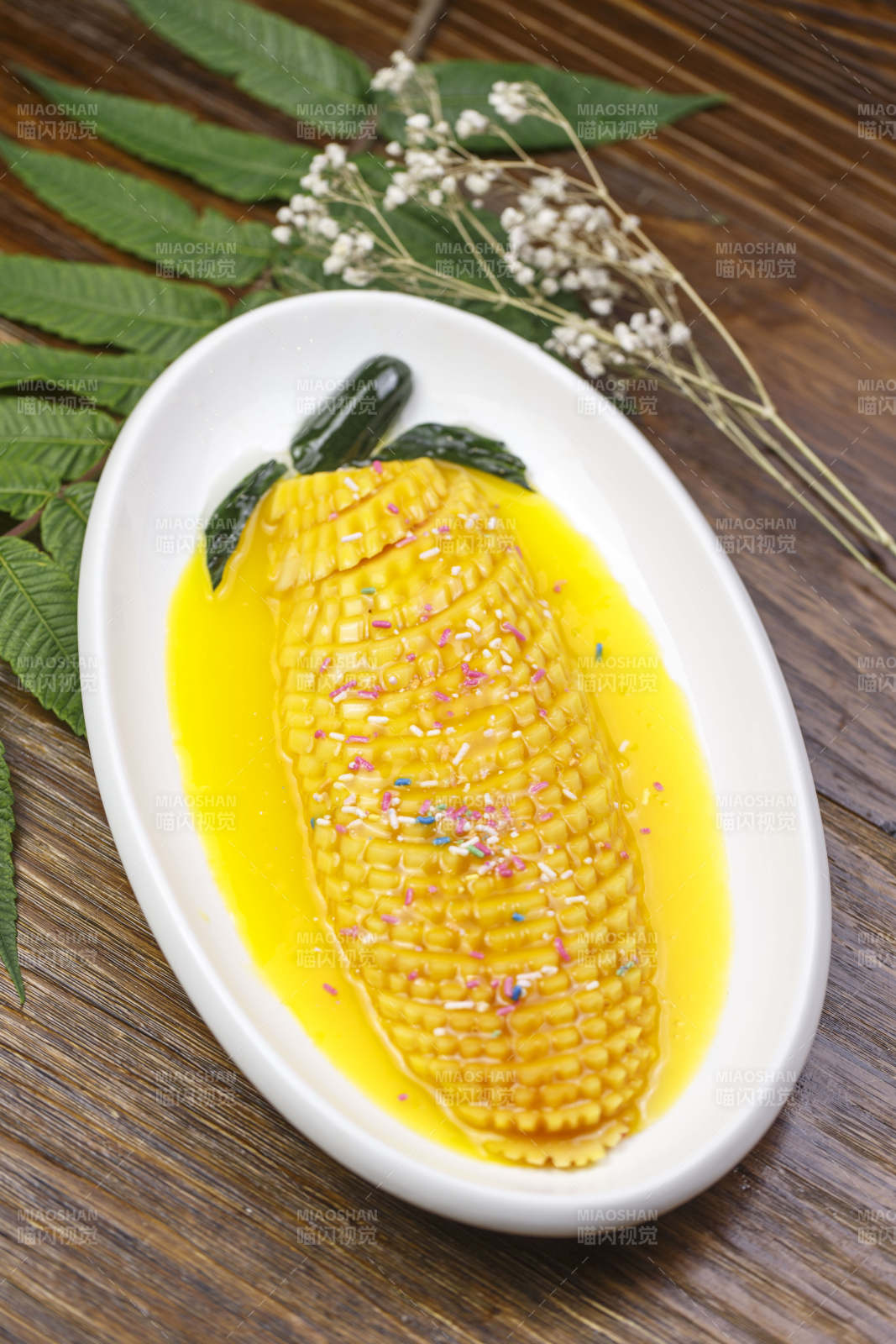 白色瓷盘装的沙棘汁雪梨图片